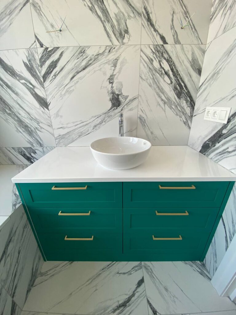 Столешницы из искусственного камня в ванную и прачечную комнату изготовлено в правила камня