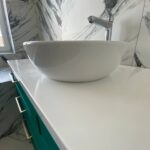 Столешницы из искусственного камня в ванную и прачечную комнату изготовлено в правила камня