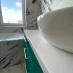 Столешницы из искусственного камня в ванную и прачечную комнату изготовлено в правила камня