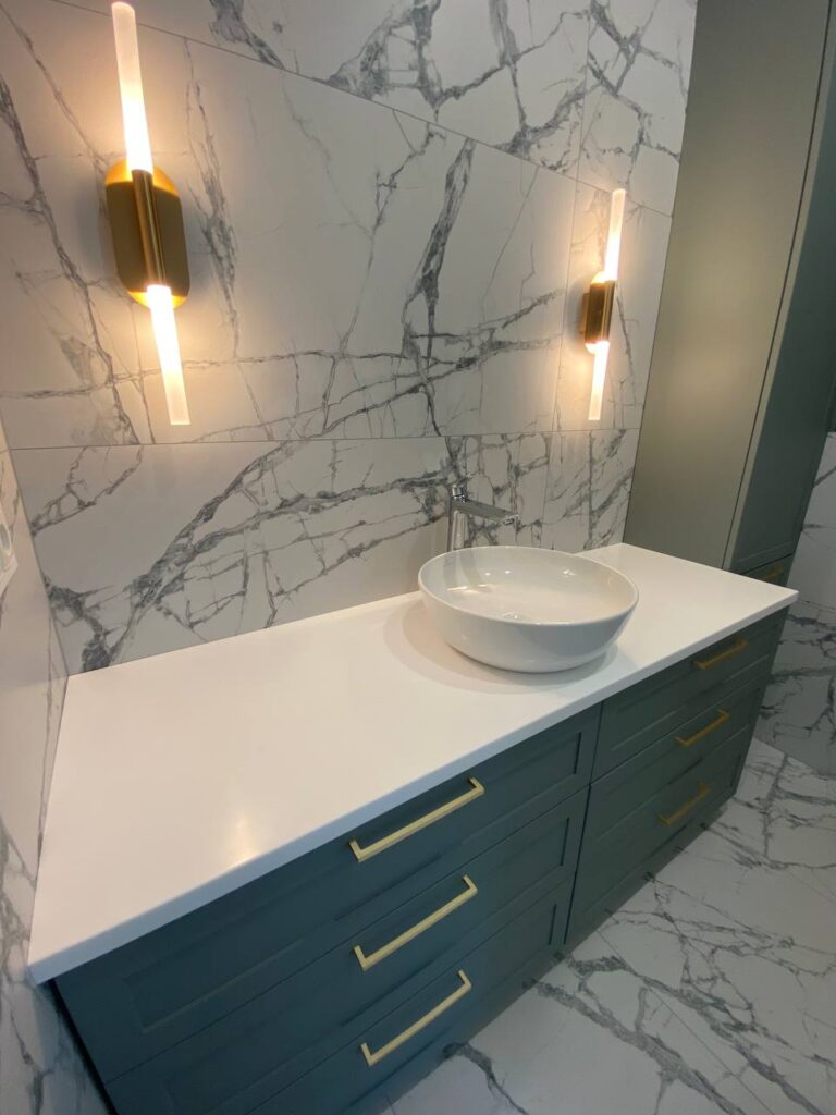 Столешницы из искусственного камня в ванную и прачечную комнату изготовлено в правила камня