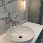 Столешницы из искусственного камня в ванную и прачечную комнату изготовлено в правила камня