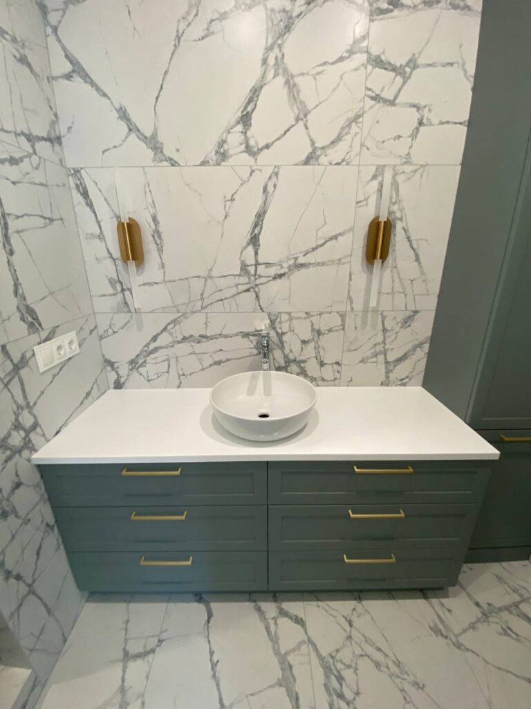 Столешницы из искусственного камня в ванную и прачечную комнату изготовлено в правила камня