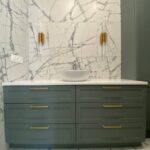 Столешницы из искусственного камня в ванную и прачечную комнату изготовлено в правила камня