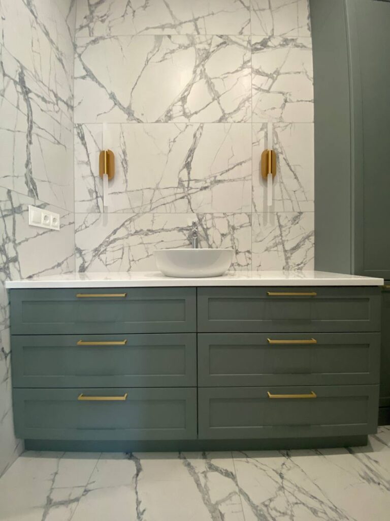 Столешницы из искусственного камня в ванную и прачечную комнату изготовлено в правила камня