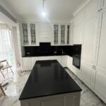 Столешница, фартук и остров из черного кварцевого агломерата изготовлено в правила камня