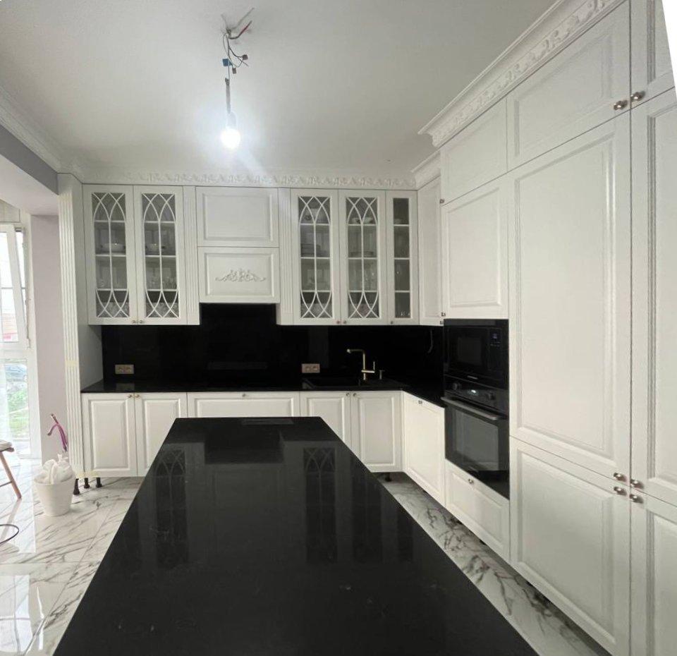 Столешница, фартук и остров из черного кварцевого агломерата изготовлено в правила камня