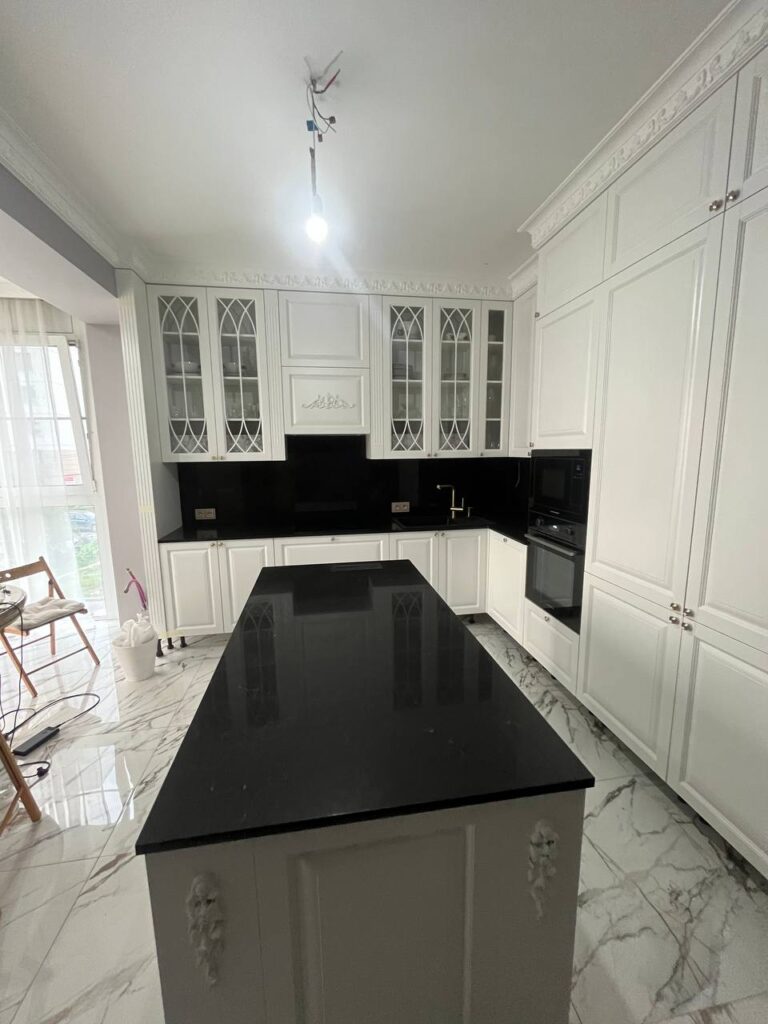 Столешница, фартук и остров из черного кварцевого агломерата изготовлено в правила камня