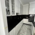 Столешница, фартук и остров из черного кварцевого агломерата изготовлено в правила камня