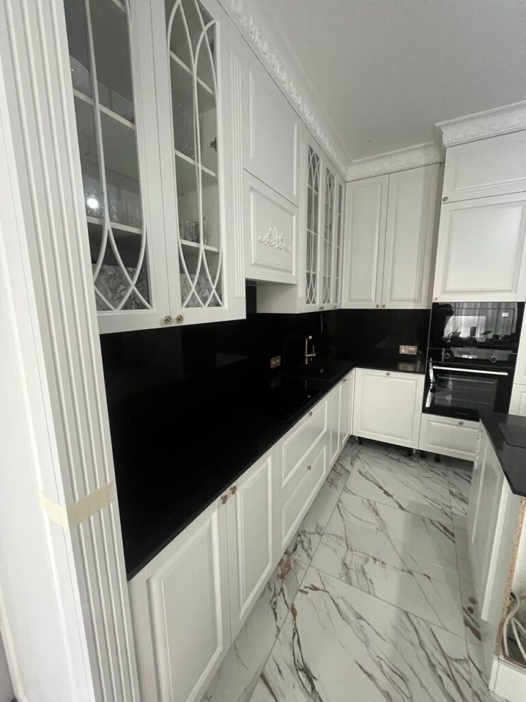 Столешница, фартук и остров из черного кварцевого агломерата изготовлено в правила камня