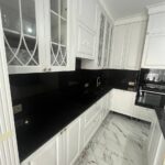 Столешница, фартук и остров из черного кварцевого агломерата изготовлено в правила камня