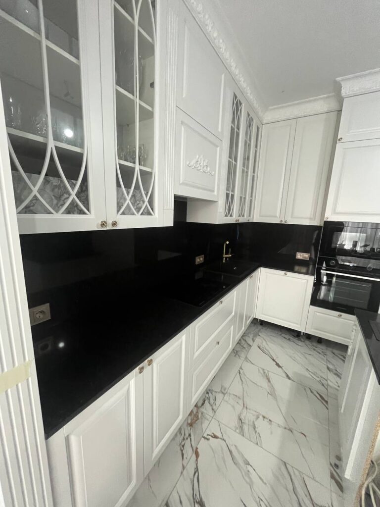 Столешница, фартук и остров из черного кварцевого агломерата изготовлено в правила камня