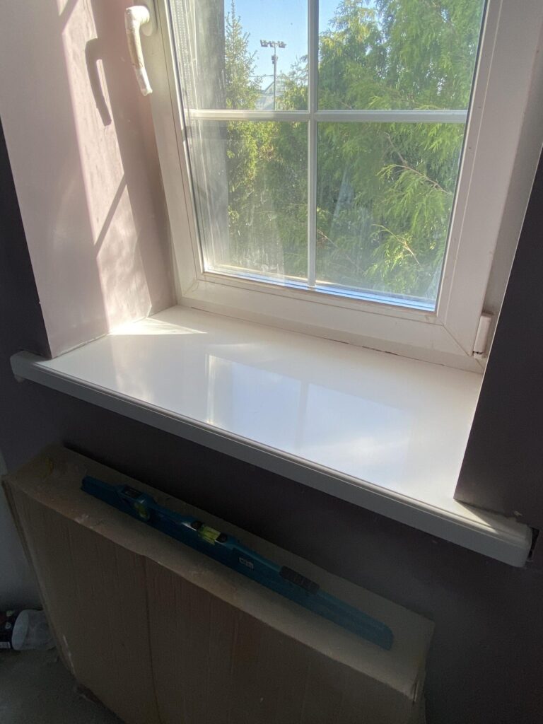 6 прямых подоконников с фигурной кромкой из искусственного камня изготовлено в правила камня