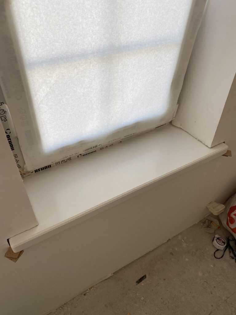 6 прямых подоконников с фигурной кромкой из искусственного камня изготовлено в правила камня