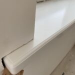 6 прямых подоконников с фигурной кромкой из искусственного камня изготовлено в правила камня