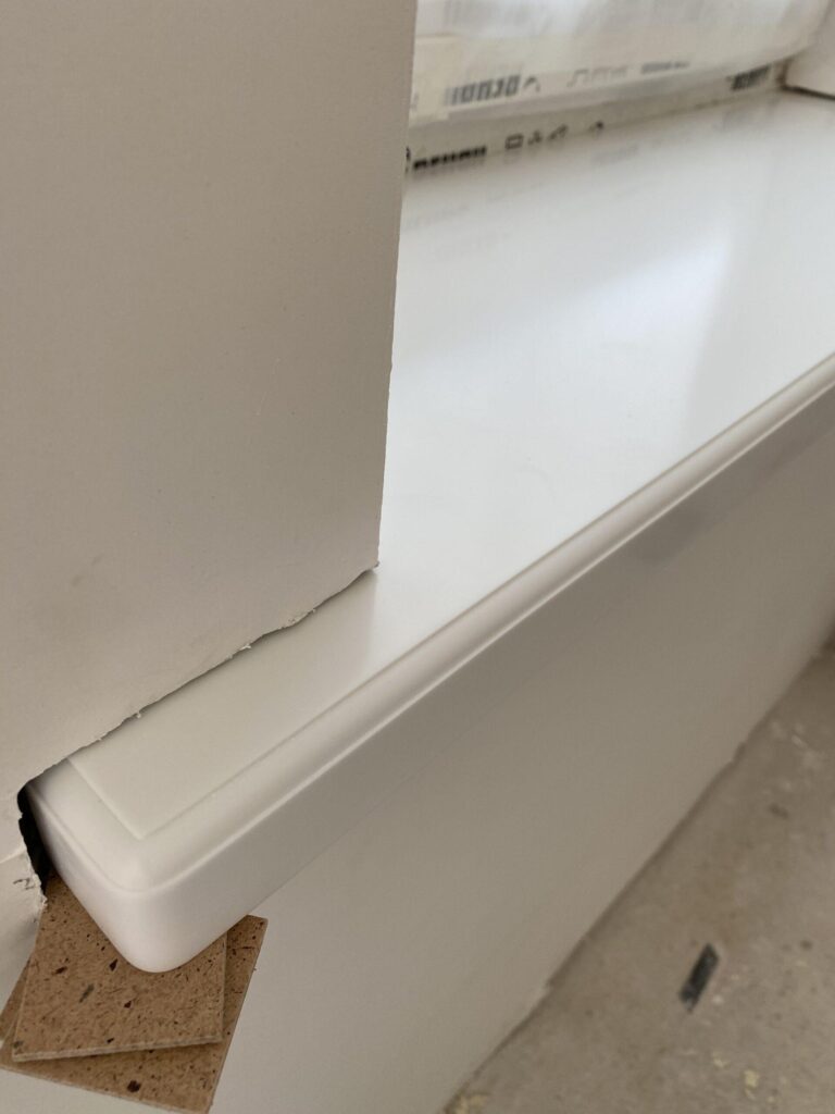 6 прямых подоконников с фигурной кромкой из искусственного камня изготовлено в правила камня