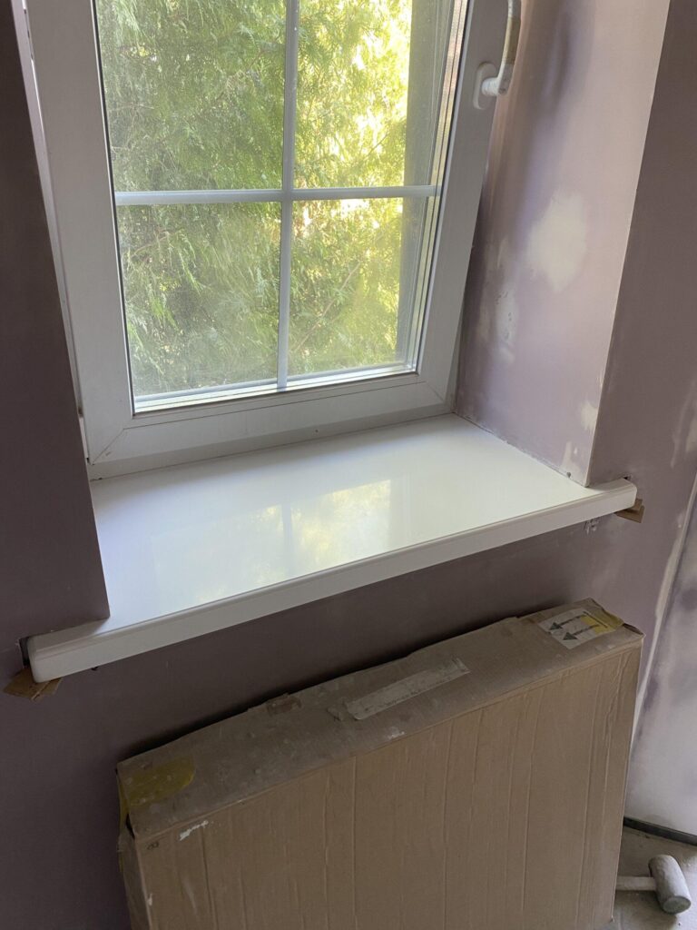 6 прямых подоконников с фигурной кромкой из искусственного камня изготовлено в правила камня