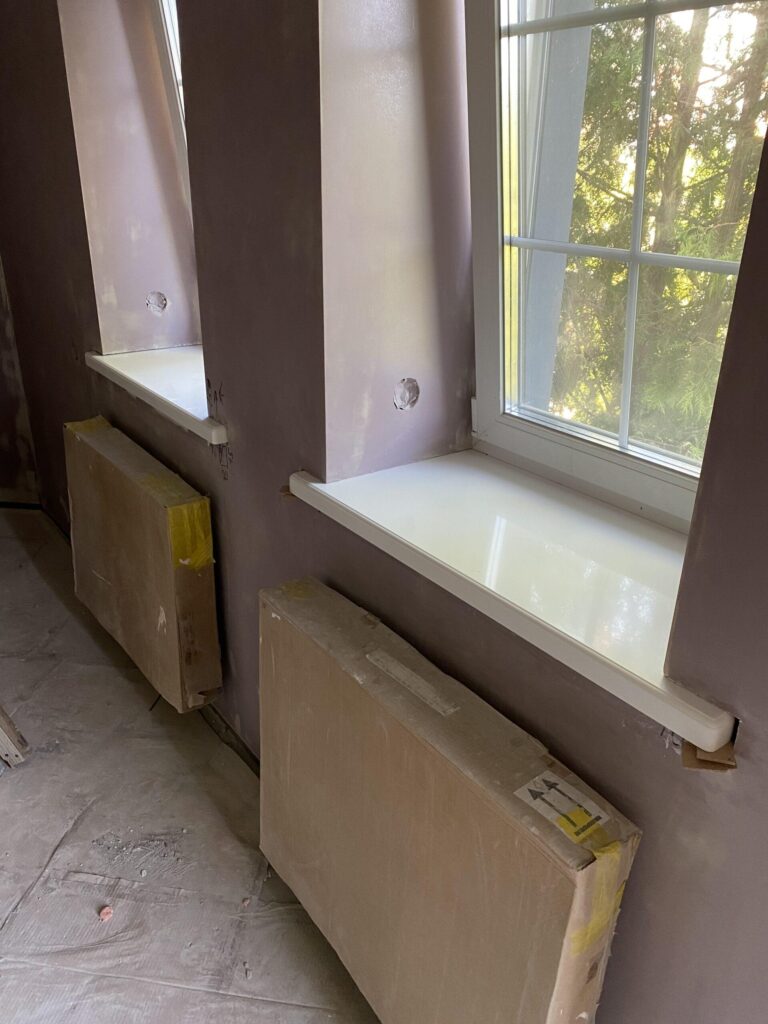 6 прямых подоконников с фигурной кромкой из искусственного камня изготовлено в правила камня