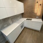 Кухонная угловая столешница с боковиной из искусственного камня изготовлено в правила камня