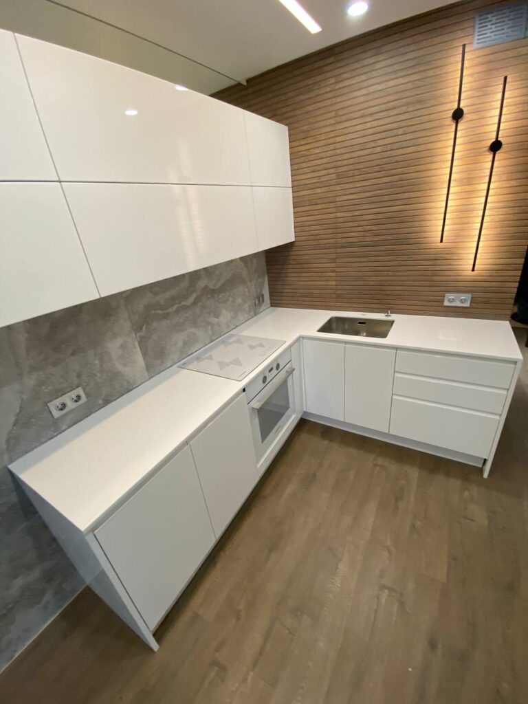 Кухонная угловая столешница с боковиной из искусственного камня изготовлено в правила камня