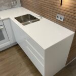 Кухонная угловая столешница с боковиной из искусственного камня изготовлено в правила камня