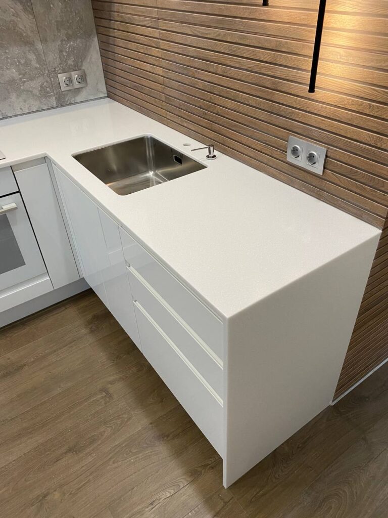 Кухонная угловая столешница с боковиной из искусственного камня изготовлено в правила камня