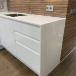 Кухонная угловая столешница с боковиной из искусственного камня изготовлено в правила камня