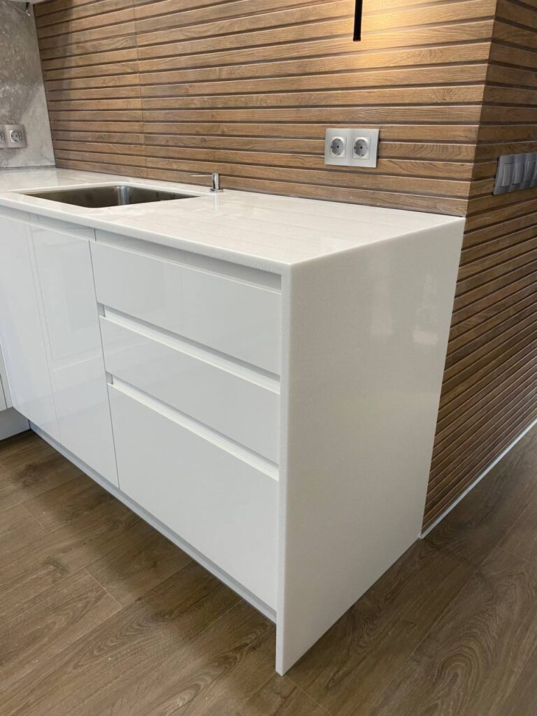 Кухонная угловая столешница с боковиной из искусственного камня изготовлено в правила камня