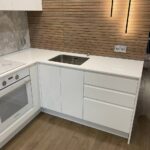 Кухонная угловая столешница с боковиной из искусственного камня изготовлено в правила камня