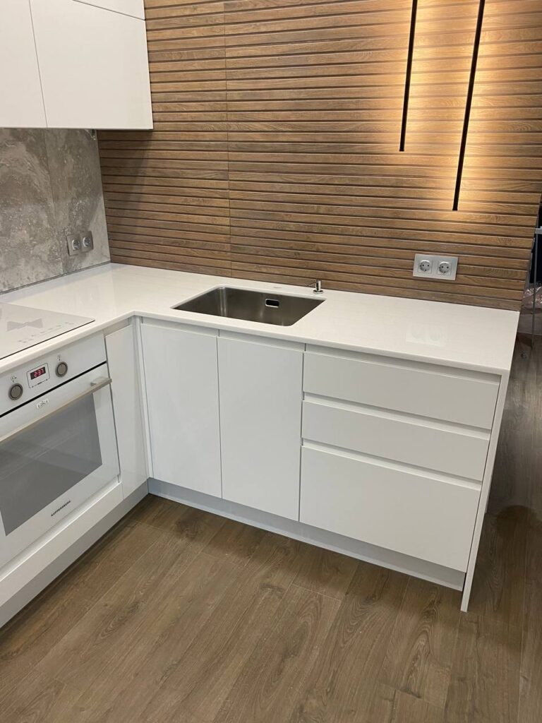 Кухонная угловая столешница с боковиной из искусственного камня изготовлено в правила камня