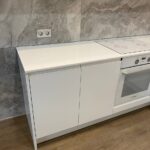 Кухонная угловая столешница с боковиной из искусственного камня изготовлено в правила камня