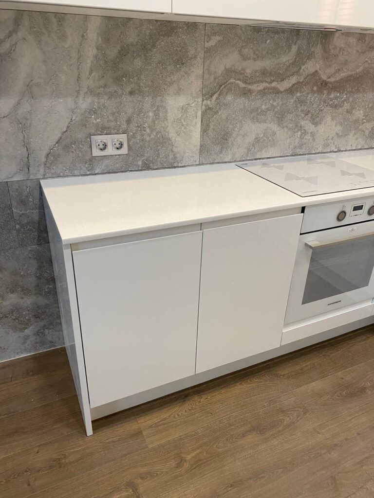 Кухонная угловая столешница с боковиной из искусственного камня изготовлено в правила камня