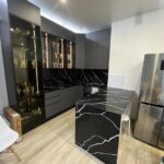 Угловая столешница, фартук и барная стойка из темного кварцевого агломерата изготовлено в правила камня