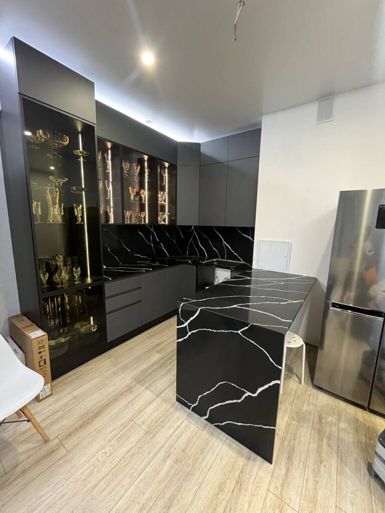 Угловая столешница, фартук и барная стойка из темного кварцевого агломерата изготовлено в правила камня