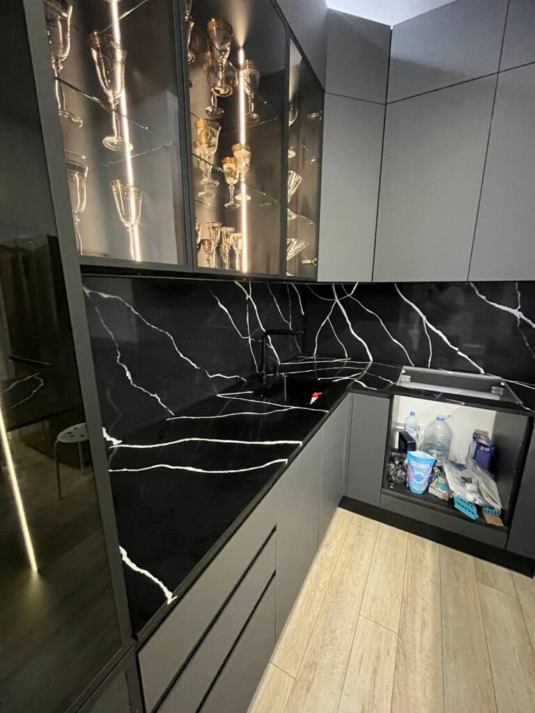 Угловая столешница, фартук и барная стойка из темного кварцевого агломерата изготовлено в правила камня