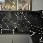 Угловая столешница, фартук и барная стойка из темного кварцевого агломерата изготовлено в правила камня