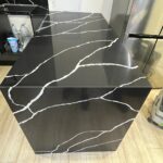 Угловая столешница, фартук и барная стойка из темного кварцевого агломерата изготовлено в правила камня