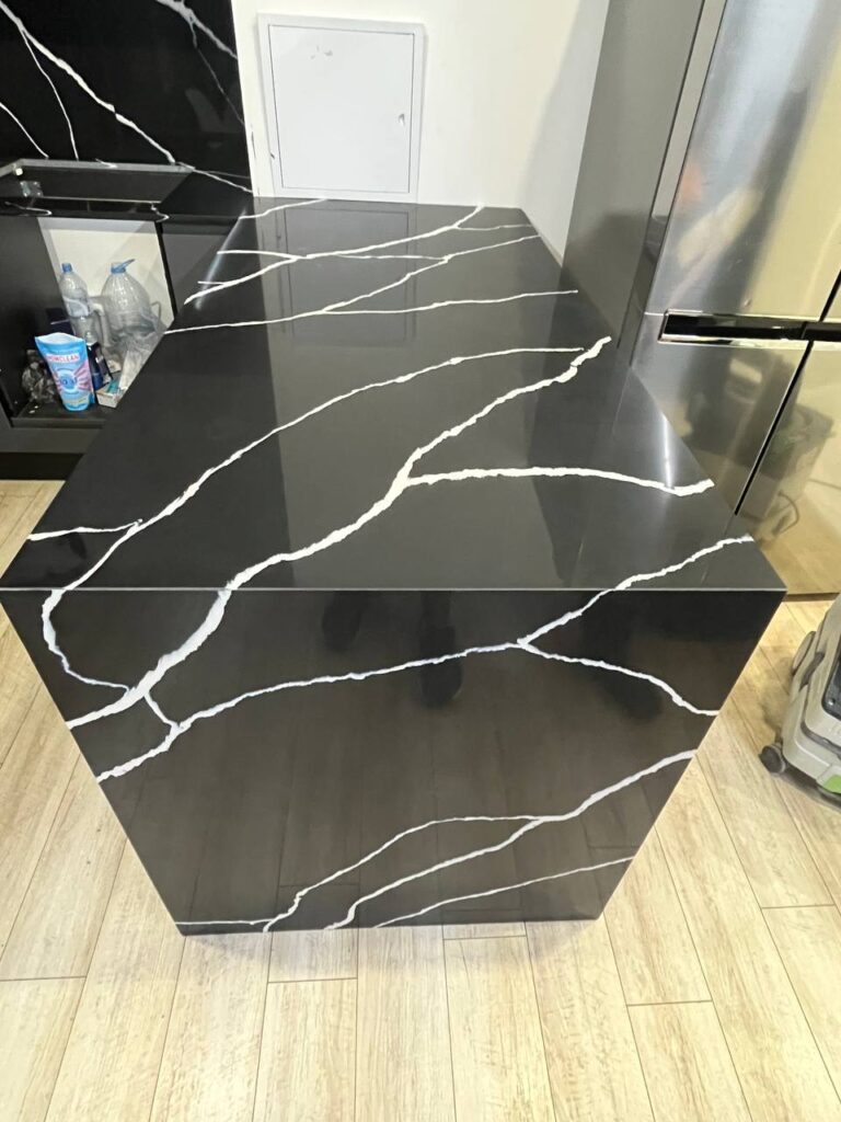 Угловая столешница, фартук и барная стойка из темного кварцевого агломерата изготовлено в правила камня