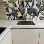 Угловая столешница из искусственного камня на кухню изготовлено в правила камня