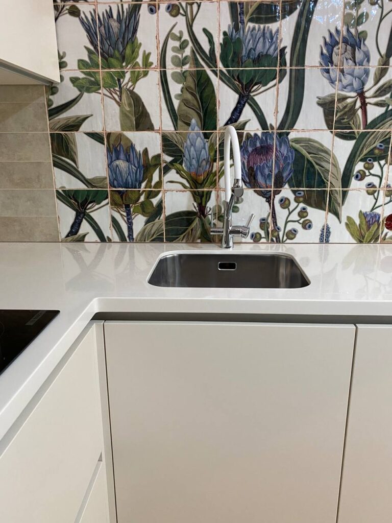 Угловая столешница из искусственного камня на кухню изготовлено в правила камня