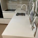 Угловая столешница из искусственного камня на кухню изготовлено в правила камня