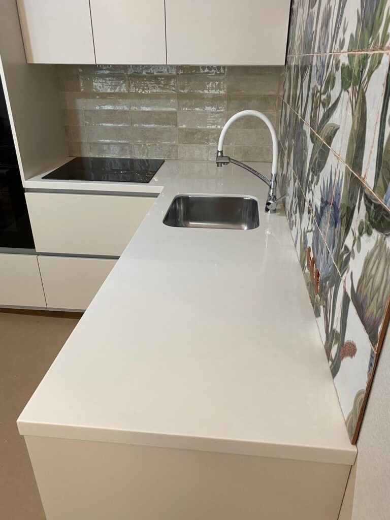 Угловая столешница из искусственного камня на кухню изготовлено в правила камня