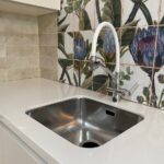 Угловая столешница из искусственного камня на кухню изготовлено в правила камня