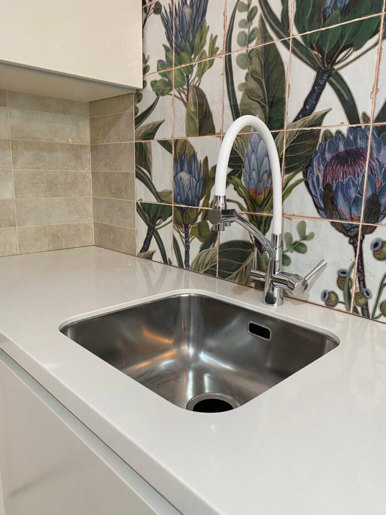 Угловая столешница из искусственного камня на кухню изготовлено в правила камня