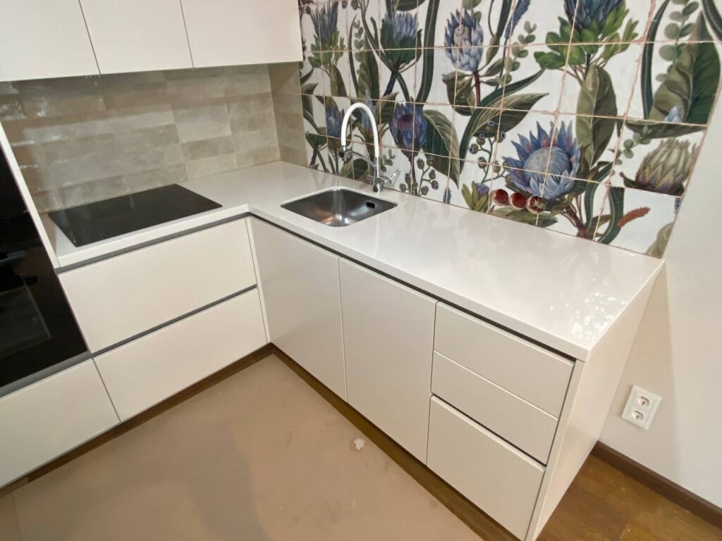 Угловая столешница из искусственного камня на кухню изготовлено в правила камня