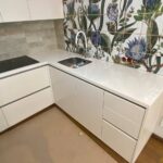 Угловая столешница из искусственного камня на кухню изготовлено в правила камня