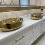 Столешница с фигурной кромкой в ванную из искусственного камня изготовлено в правила камня