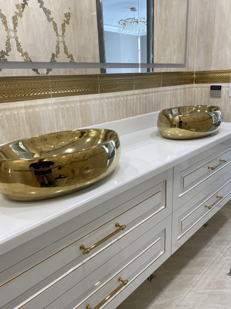 Столешница с фигурной кромкой в ванную из искусственного камня изготовлено в правила камня