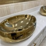 Столешница с фигурной кромкой в ванную из искусственного камня изготовлено в правила камня