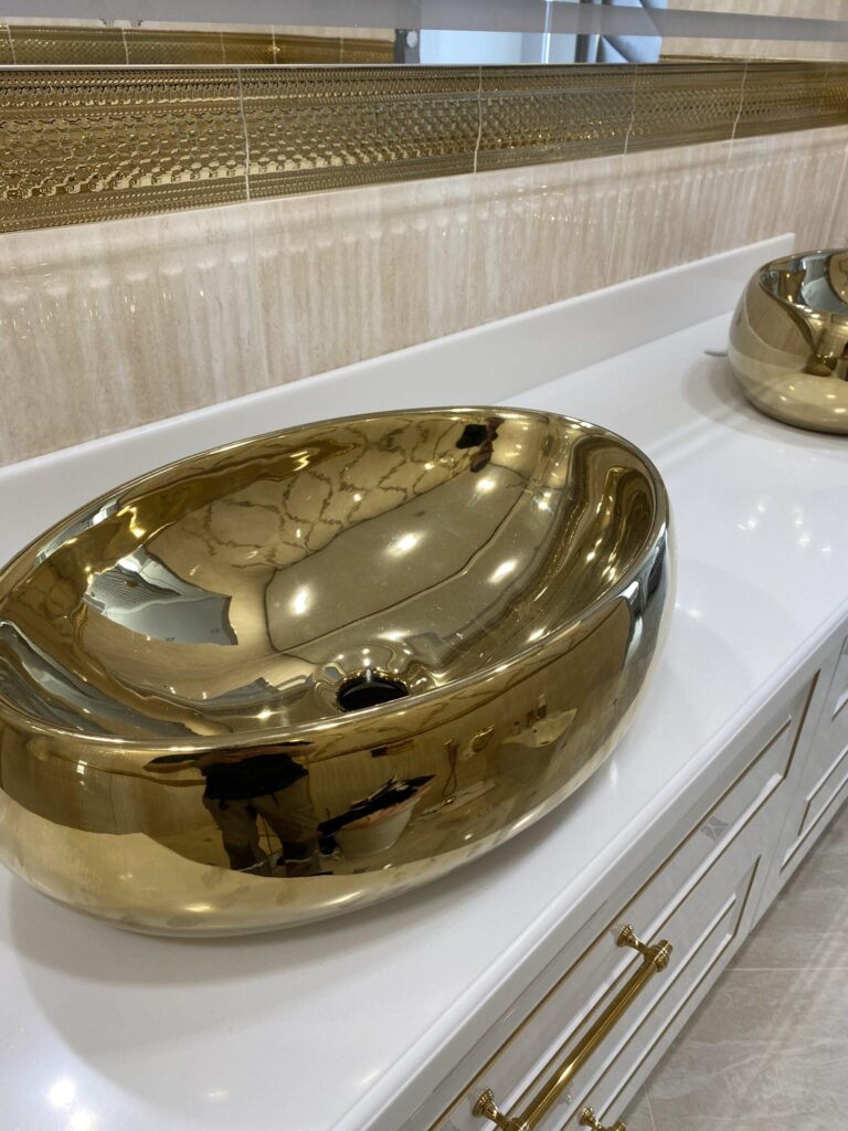 Столешница с фигурной кромкой в ванную из искусственного камня изготовлено в правила камня