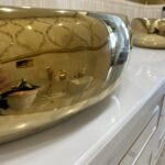 Столешница с фигурной кромкой в ванную из искусственного камня изготовлено в правила камня